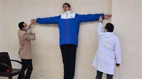 ▲四川樂山14歲「小朋友」。（圖／翻攝自微博）