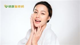 江紀萱強調，皮膚清潔很重要，很多女性妝感較濃厚，若用手洗不乾淨，可能會出現痘痘、酒槽等皮膚問題。