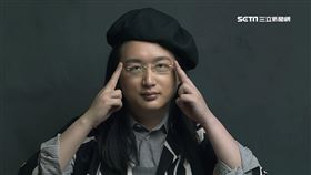 唐鳳時裝棚拍 網友驚艷喊:?法師駕到!（圖／翻攝自JUST IN XX 周裕穎臉書）