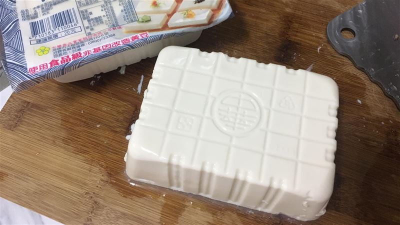 如何完美倒出盒裝豆腐？她劃3刀解決