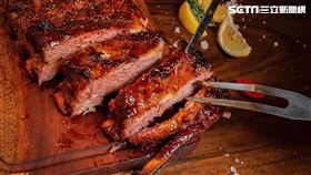 肉控必吃！這裡有1.2公斤、半隻豬超級重量級火烤豬肋排（圖／樂尼尼提供）