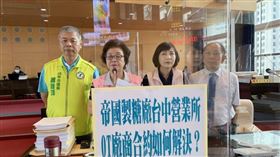 文化部選定位於台中市東區的帝國製糖廠台中營業所為國漫館基地之一，民進黨台中市議員蕭隆澤（左起）、邱素貞、陳淑華、謝明源20日質詢時關切OT廠商合約問題，市府該如何解決。中央社記者趙麗妍攝　109年10月20日