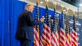 美國總統川普（圖）20日接受電視節目訪問時，呼籲美國司法部長巴爾對他口中的「罪犯」拜登展開調查。（圖取自The White House flickr，版權屬公有領域）