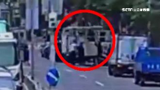 貨車載警衛亭突「下車」　險砸用路人