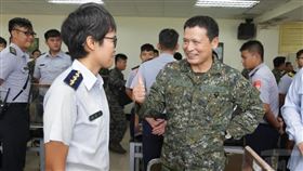 副參謀總長搭軍機赴東沙，駐防陸戰隊意外現身畫面曝（圖／軍聞社提供）