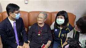 陳其邁訪梓官區百歲人瑞阿嬤曾黃也高雄市長陳其邁（左）20日拜訪梓官區百歲人瑞阿嬤曾黃也（左2），致贈敬老禮金和金鎖片，曾黃也現場分享長壽秘訣，表示「唱歌能帶給人快樂，愛唱歌的人不會老。」（高雄市社會局提供）中央社記者洪學廣傳真　109年10月20日