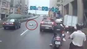 闖陸橋,撞飛,重新橋,三重,翻攝臉書爆廢公社