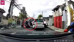 駕駛、副駕「左右開弓」擊落騎士　網看17秒片狂翻白眼
圖／翻攝自臉書「八卦村 - 行車紀錄器影片上傳中心」
https://www.facebook.com/167876306720403/videos/425539878582356