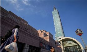 台灣防疫得宜，陸續公布的經濟數據頻頻寫下好成績，國發會主委龔明鑫21日表示，今年經濟成長率有可能會超過主計總處先前所預估的1.56%。圖為台北街頭。（中央社檔案照片）