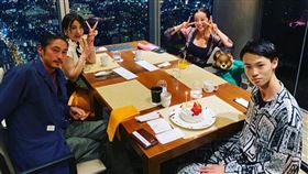 窪塚洋介與前後任老婆一家人開心同框餐敘。（圖／翻攝自窪塚洋介IG）