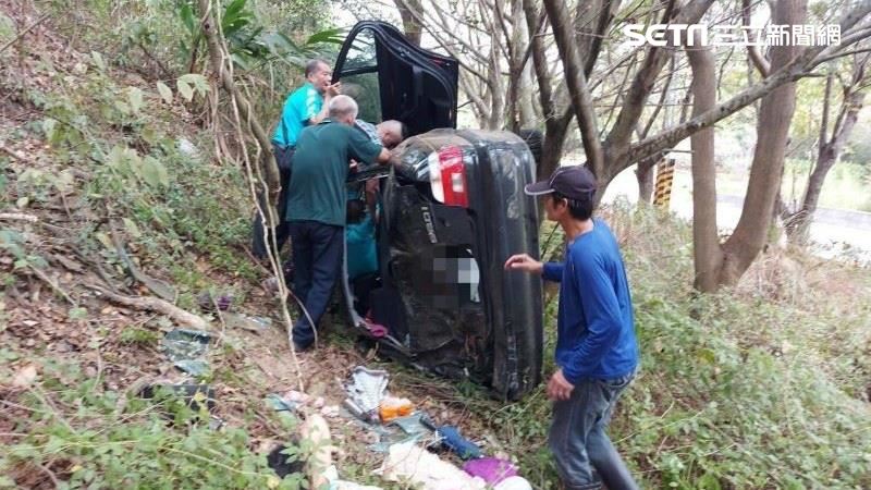 把煞車當油門踩　79歲翁爆衝險墜谷