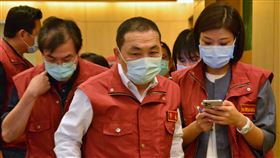 侯友宜：嚴審核二廠除役逕流廢水污染削減新北市長侯友宜（前中）21日主持市政會議後受訪表示，台灣電力公司第二核能發電廠機組除役過程，一定要注意核能安全，細節務必落實嚴格管理。除中央審查環境影響評估，市政府在逕流廢水污染削減計畫，也將把關嚴審。中央社記者黃旭昇新北攝  109年10月21日