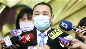 新北耶誕城　侯友宜：整體評估該停就停新北市長侯友宜（前）21日表示，歡樂耶誕城在舉行的過程當中會不斷去討論，會做整體評估，該停就停，也會隨著疫情發展來調整，絕不以單一數據作為辦不辦的依據。中央社記者王鴻國攝　109年10月21日