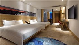 二大床空間，溫暖木質設計，三天二夜只要NT7,700起，多人入住也舒適。（圖／昇恆昌提供）