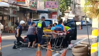 超暖！騎士卡車底　十人合力抬車搶救