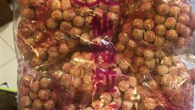 媽曬「超懷舊零食」　女兒一看：為何要買一大包魚飼料？（圖／翻攝自爆廢1公社臉書）