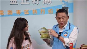 搶雙11商機　金門推超級優惠促銷在地商品金門縣政府20日表示，「金正好購」電商專區開站以來，業績成長120%；為搶搭「雙11」電商購物商機，21日搶先推出超強優惠。圖為縣長楊鎮浯（右）促銷在地商品。（金門縣政府提供）中央社記者黃慧敏傳真　109年10月20日