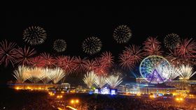義大睽違5年再辦跨年演唱會，今年煙火長達10分10秒。（圖／業者提供）