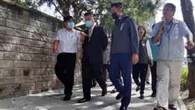 徐國勇視察竹市公道五路新竹市公道五路是市區往來科學園區要道，經市府重整公道五路旁人行道，並美化鄰近空間，日前正式開放通行，新竹市長林智堅（前右2）21日陪同內政部長徐國勇（前左2）視察。中央社記者郭宣(文三)攝  109年10月21日