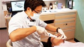 名家專用／NOW健康／朱育德醫師說明，4D數位All on 4全口1日重建植牙流程，是利用拍攝全口3D立體斷層與4D數位口內掃描，將2個影像於電腦內整合，製作出4D數位手術導引板及4D數位臨時假牙。(勿用)