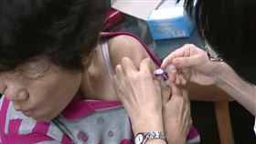 一天比一天早! 民眾清晨五點卡位排疫苗