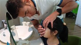 ▲亮哲替女兒配戴角膜塑型片。（圖／業者提供）