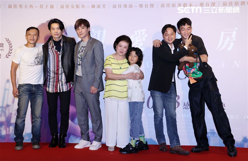 導演鄭有傑（右三）、楊雅喆（左）、陳淑芳、姚淳耀（右二）、是元介（左二）、白潤音、王可元（右）出席「親愛的房客」首映會。（記者邱榮吉/攝影）