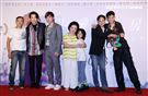 導演鄭有傑（右三）、楊雅喆（左）、陳淑芳、姚淳耀（右二）、是元介（左二）、白潤音、王可元（右）出席「親愛的房客」首映會。（記者邱榮吉/攝影）