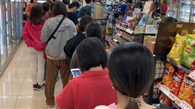 萊爾富今（21）日晚間開賣萊潔極光綠口罩，20分鐘限量3萬盒秒殺。（圖/業者提供）