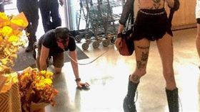 辣妹牽著「用4肢行走」的男友走進超市，引發路人側目。（圖／翻攝自推特） 