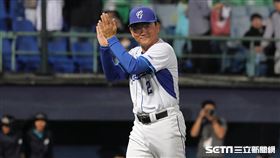 ▲富邦悍將贏得關鍵1勝，總教練洪一中賽後興奮鼓掌。（圖／記者劉彥池攝影）