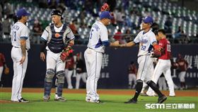 ▲富邦悍將贏得關鍵1勝，球員賽後慶祝勝利。（圖／記者劉彥池攝影）