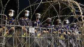 泰國警方以鐵絲網阻擋抗議民眾