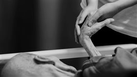 老人,PIXABAY,病床,生病,插管