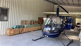 南投傳直升機違法偷飛廠房疑停3架　檢警調查南投傳出疑似直升機違法偷飛還被拍到，有居民指是名間鄉一處廠房飛出，經了解廠內可能停放2架白色、1架深藍色直升機（圖），不過工廠倉庫21日拉下鐵門，全案由檢警調查中。（民眾提供）中央社記者蕭博陽南投縣傳真　109年10月21日