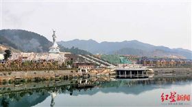 曾被列為貧困縣的貴州省劍河縣，耗資人民幣8600多萬元（約新台幣3.74億元）建了世界最大苗族女神像，資金運用引發質疑。（圖／翻攝自weibo.com/hongxingxinwen）
