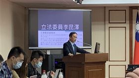 立委李昆澤痛批台鐵管理失能。（圖／記者陳宜加攝影）