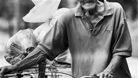 老人
https://www.flickr.com/photos/kimytj/28634809147/in/photolist-KCmT8Z-W4PUZW-9QrapD-8YFivM-8YFhd8-H4ADF2-duZeRu-CfCSyb-8sYcPa-6H9S3J-4L4XVe-gGFu5K-8CfFY8-ah4eed-26KRpam-5jURGT-nDVnGd-nnN99U-dVFXEm-2