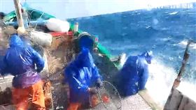 旅遊尋味／抗東北風捕萬里蟹　漁民得先連坐5天海盜船（圖／新北市農業局提供）