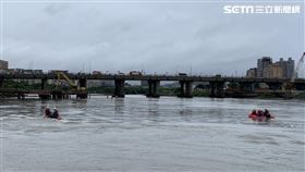 新店溪,墜河,中正橋改建工程,工安意外 翻攝畫面