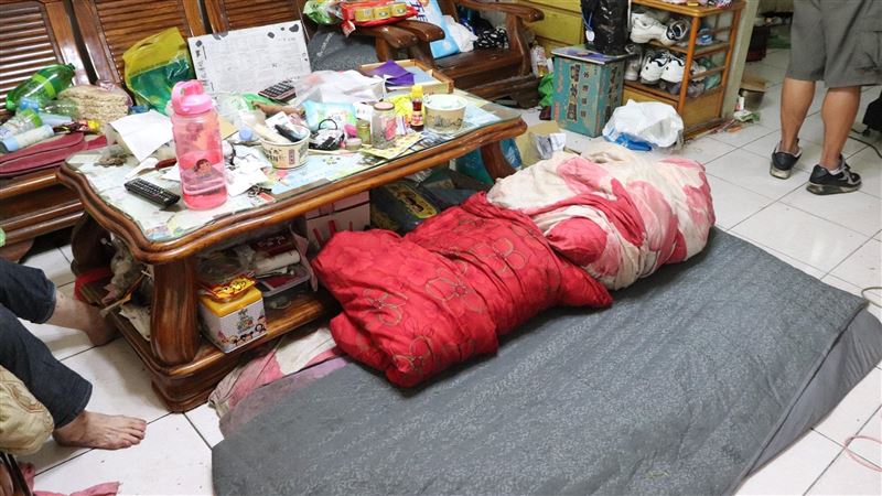 窮到沒床睡地板當床…苗2貧生盼升學
