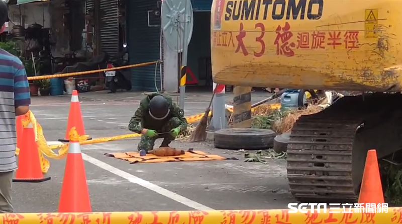 雲林老屋拆除　廢輪胎裡驚見未爆彈