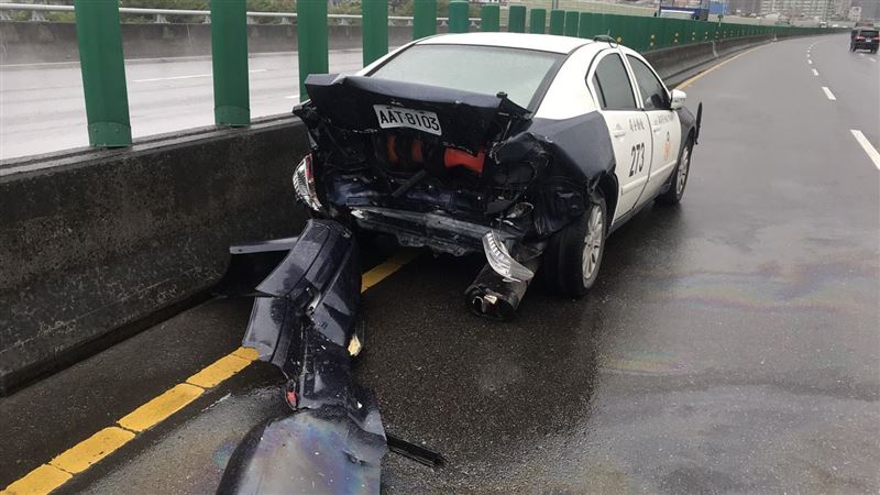 新／台65線轎車撞上警車　3人受傷