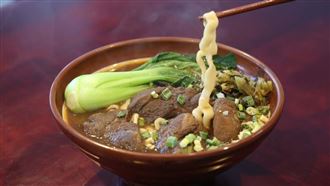 韓人吃牛肉麵沒配1物　台男1行為笑翻眾人