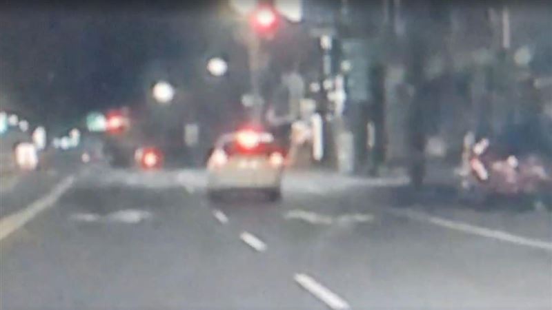 闖紅燈遭警攔查開單　半年後她卻說…