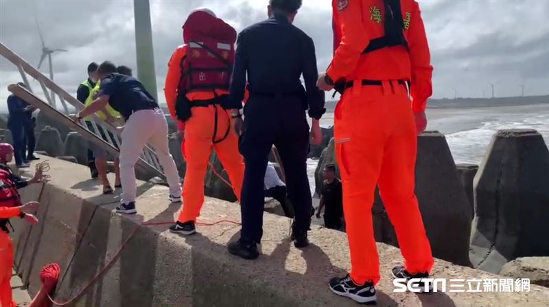 松柏漁港強風吹掉釣客　驚險卡消波塊