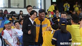 ▲行政院長賴清德與中信慈善基金會董事長辜仲諒一起在洲際球場看球。（圖／記者蕭保祥攝）