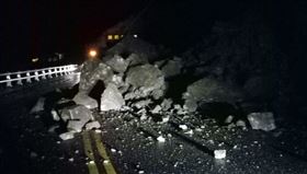 台9丁線落石　和平警與工務段人員合力排除（圖／記者呂彥攝）