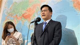 交通部長林佳龍坦言震怒。（圖／記者陳宜加攝影）