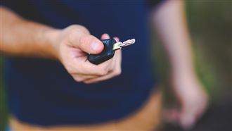 車送修收超速罰單？業務偷開還13萬賤賣